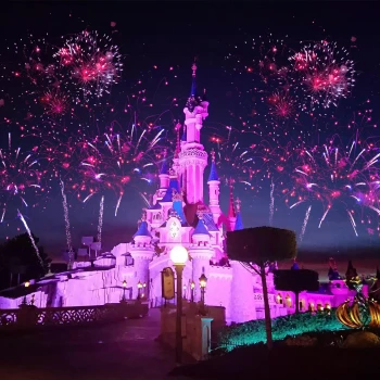 Pohádkový Disneyland s ohňostrojem a Paříž