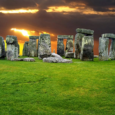Stonehenge, Londýn a stůl krále Artuše