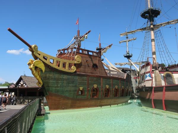 Itálie – koupání v moři a zábavní park Gardaland