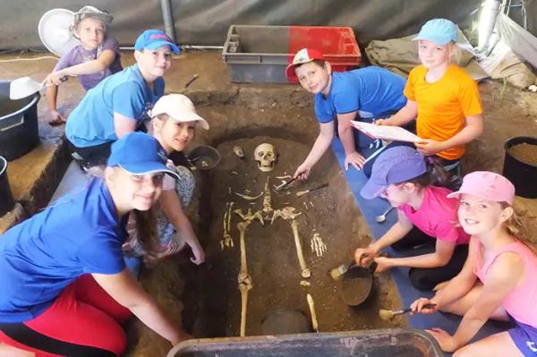 Archeologem na úpatí hory Říp