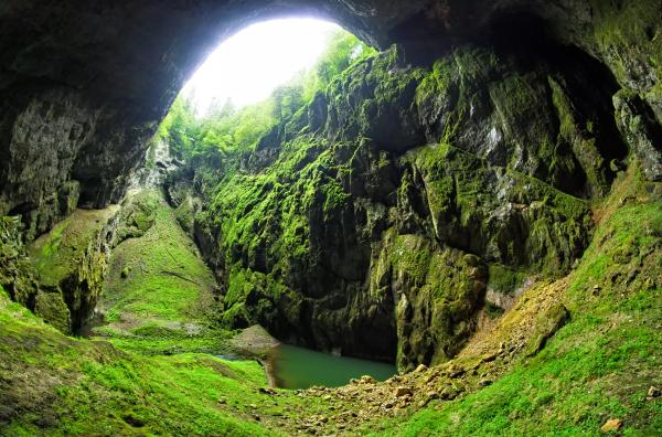Moravský kras, Macocha a plavba po ponorné říčce Punkvě