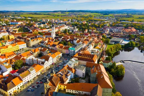 Elektrárna Temelín a historické město Písek