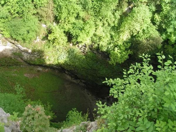 Lodičkou Punkevními jeskyněmi a Macocha