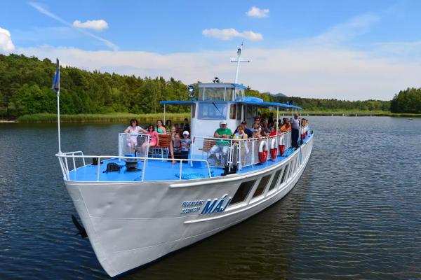 Pěšky na Bezděz a lodí po Máchově jezeře