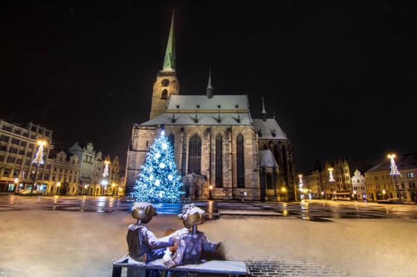Kaolinový důl a centrum města Plzně