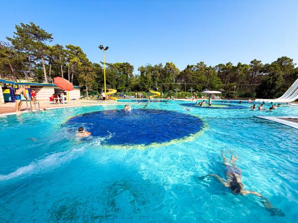 Lignano Sabbiadoro – moře a bazén s tobogány